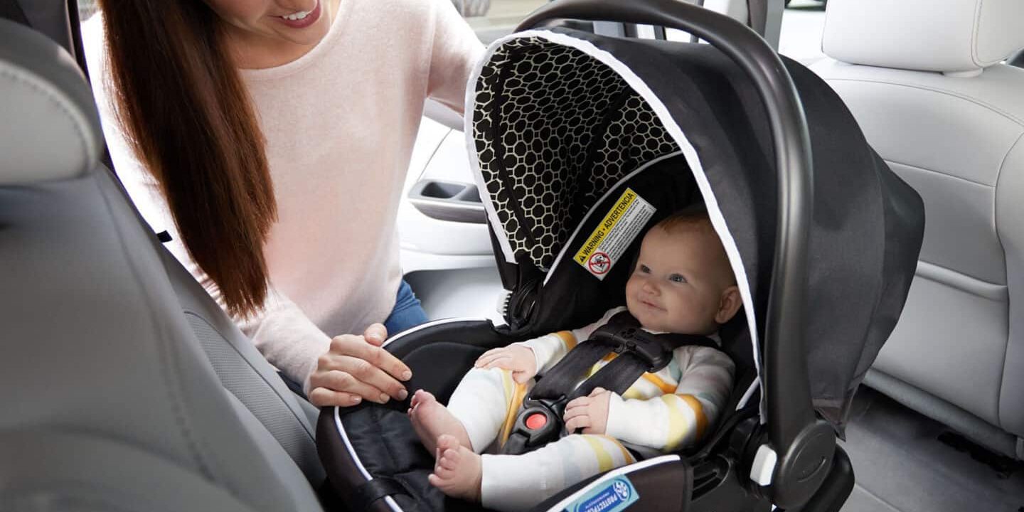Graco_SnugRide35LX_RF_Lifestyle_Handle-1440x1332-